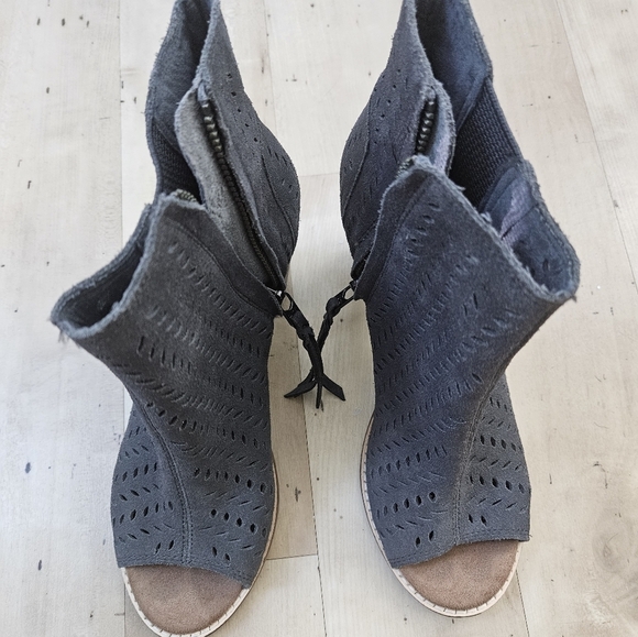 TOMS Majorica Perforated Suede Open Toe Booties Block Heel Womens 7 - Picture 7 of 7
